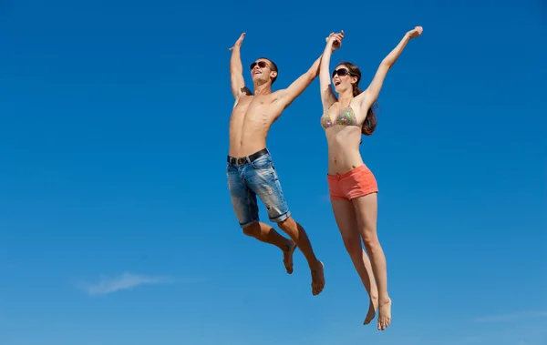 Joyeux jeune couple ensemble sur la plage — Photo