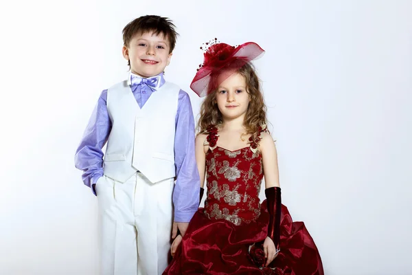 Menina em vestido bonito e menino — Fotografia de Stock