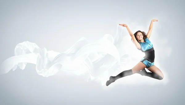Ung kvinna dansare. och med ljus. — Stockfoto