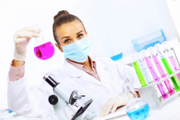 Jovem cientista que trabalha em laboratório — Fotografia de Stock