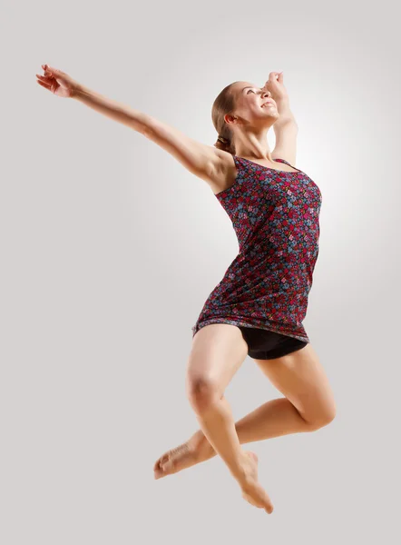 Meisje in kleur jurk dansen — Stockfoto