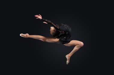 jimnastikçi elbise poz içinde genç bir kadın