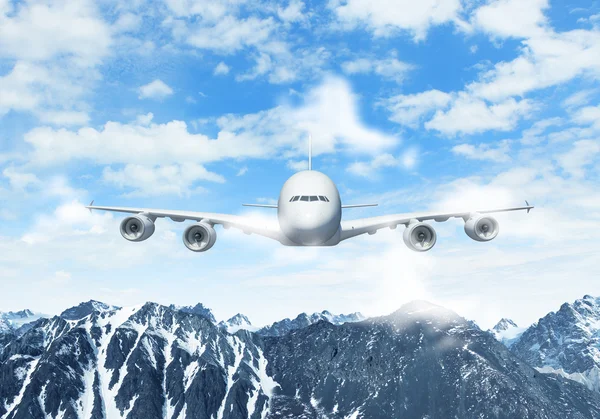 山の上の白い旅客機 — ストック写真