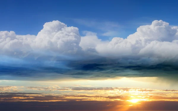 Драматичне небо заходу сонця з хмарами — стокове фото