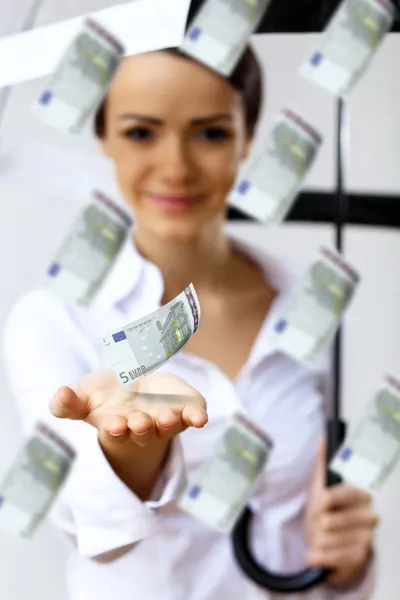 Zakenvrouw onder geld regen met paraplu — Stockfoto