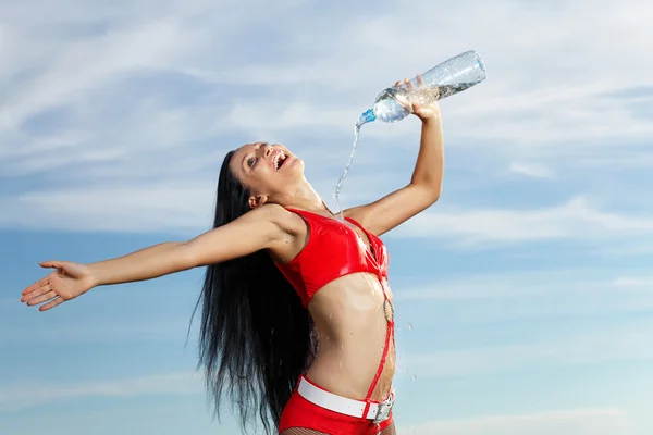 Fiatal női sport lány egy üveg víz — Stock Fotó