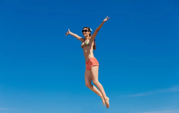 Retrato de mujer joven en bikini en la playa — Foto de Stock