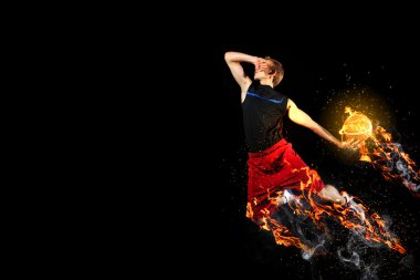 Topu olan bir basketbolcu