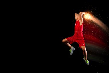 Topu olan bir basketbolcu