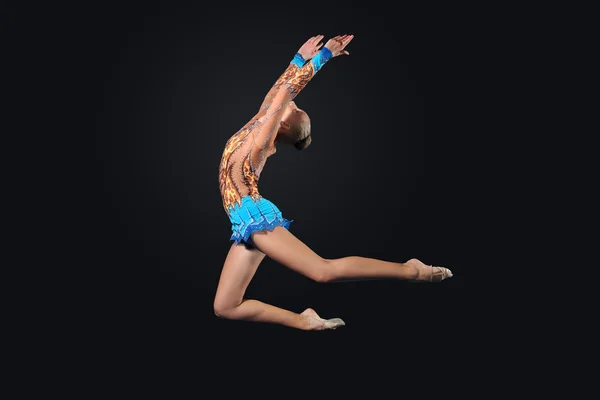 Młoda kobieta w gimnastyk garnitur pozowanie — Zdjęcie stockowe