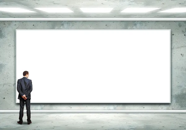 Biznes człowiek stojący w pobliżu puste billboard — Zdjęcie stockowe
