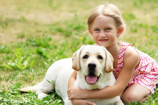 Köpeği ile küçük kız — Stok fotoğraf