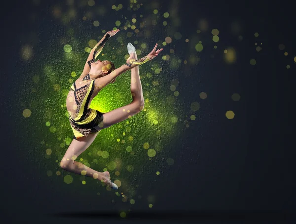Jovem mulher em terno ginasta posando — Fotografia de Stock