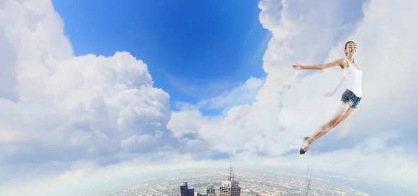 Ballerino in stile moderno contro il cielo blu — Foto Stock