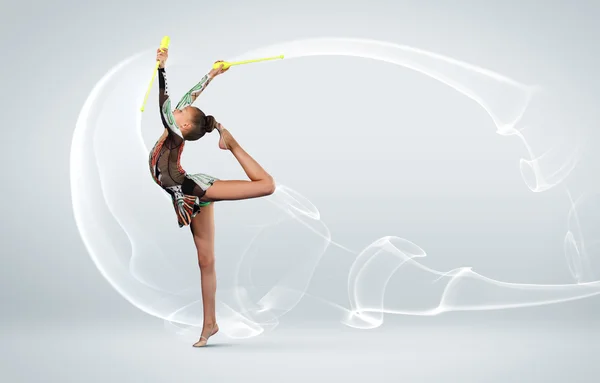 Молода жінка в гімнастичному костюмі позує — стокове фото