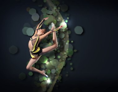 jimnastikçi elbise poz içinde genç bir kadın