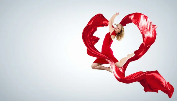 Jonge vrouw met vliegende stof dansen — Stockfoto