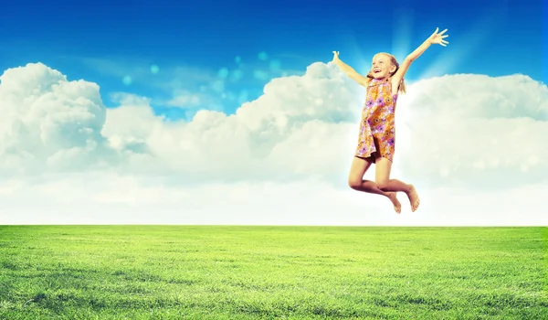 Happy kid springen — Stockfoto