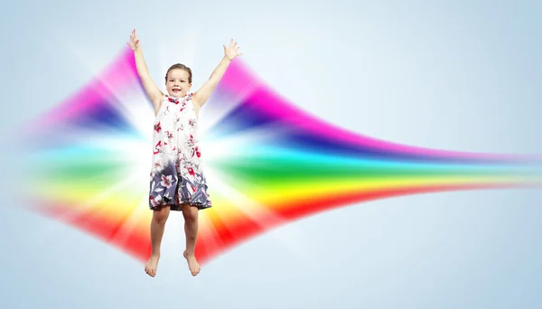 점프 하는 행복 한 아이 — 스톡 사진