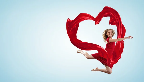 Jeune femme dansante avec tissu volant — Photo