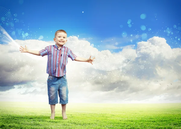 Happy kid springen — Stockfoto