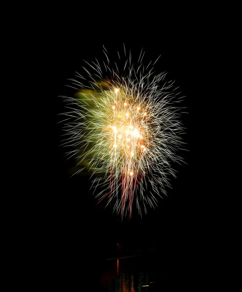 Fuochi d'artificio brillantemente colorati — Foto Stock