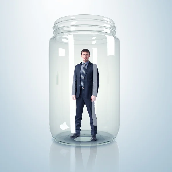 Бизнесмен внутри стеклянной банки — стоковое фото