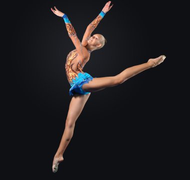 jimnastikçi elbise poz içinde genç bir kadın