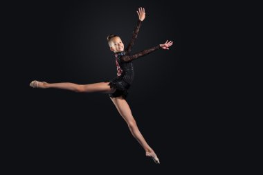 jimnastikçi elbise poz içinde genç bir kadın