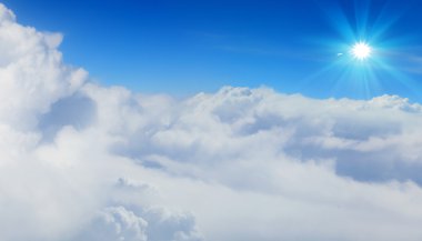 Mavi gökyüzü ve güneş.