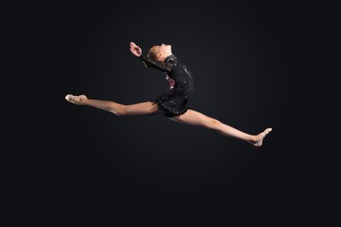 jimnastikçi elbise poz içinde genç bir kadın