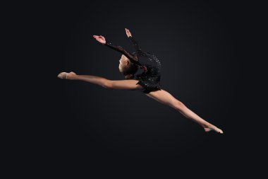 jimnastikçi elbise poz içinde genç bir kadın