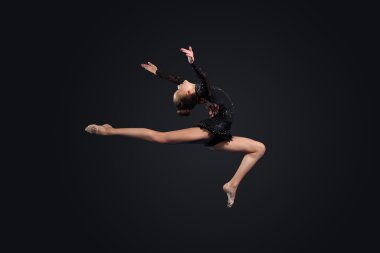 jimnastikçi elbise poz içinde genç bir kadın