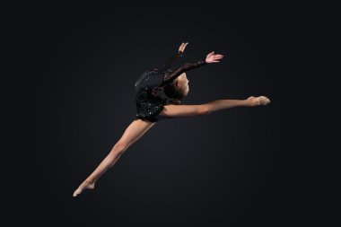 jimnastikçi elbise poz içinde genç bir kadın