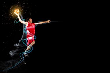 Topu olan bir basketbolcu