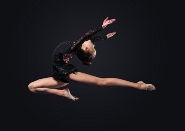 jimnastikçi elbise poz içinde genç bir kadın