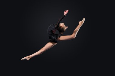 jimnastikçi elbise poz içinde genç bir kadın