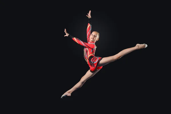 Mujer joven en traje de gimnasta posando — Foto de Stock