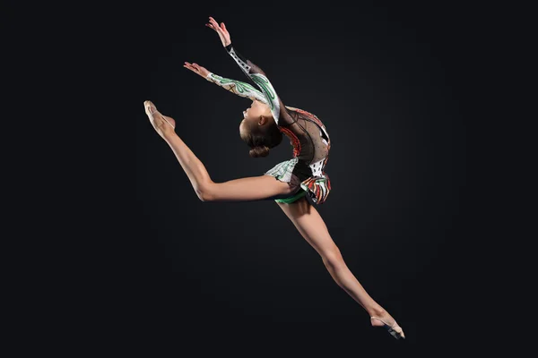 Молода жінка в гімнастичному костюмі позує — стокове фото