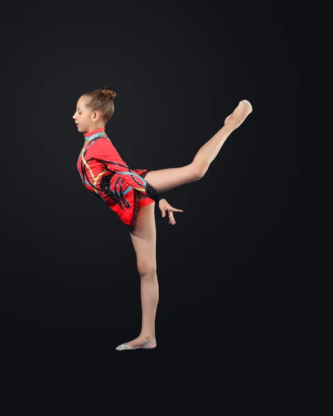 年轻女子体操运动员西装摆造型 — 图库照片
