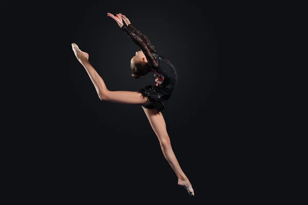 Jeune femme en costume de gymnaste posant — Photo