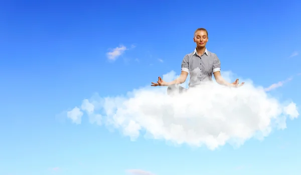 Interesu medytacji siedząc na chmurze — Zdjęcie stockowe