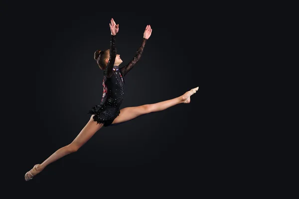 Mujer joven en traje de gimnasta posando — Foto de Stock