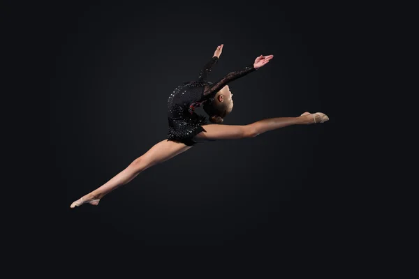 Mujer joven en traje de gimnasta posando —  Fotos de Stock