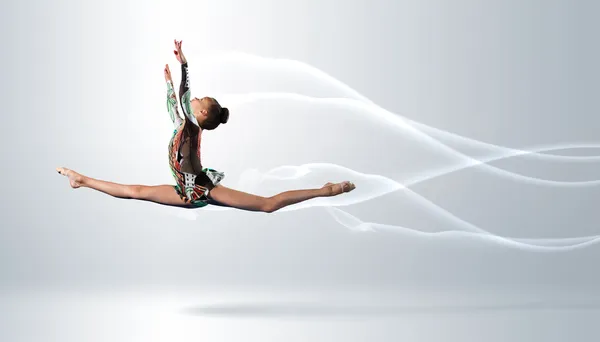 Jeune femme en costume de gymnaste posant — Photo