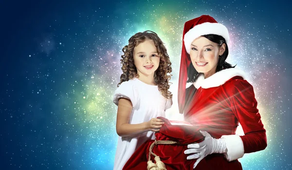 Niña con regalos de Navidad y santa — Foto de Stock