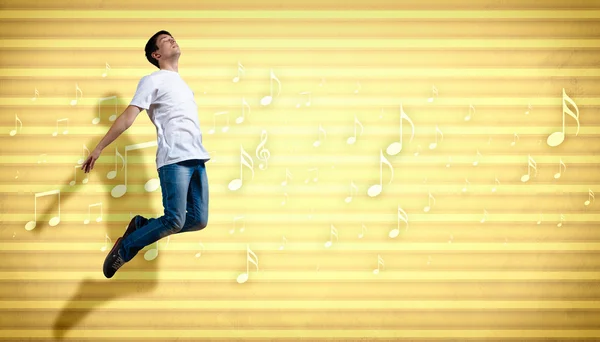 Junger Mann tanzt und springt... — Stockfoto
