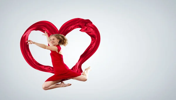 Jonge vrouw met vliegende stof dansen — Stockfoto