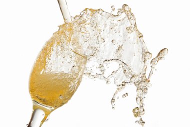 beyaz şarap bardağa dökülüyor.