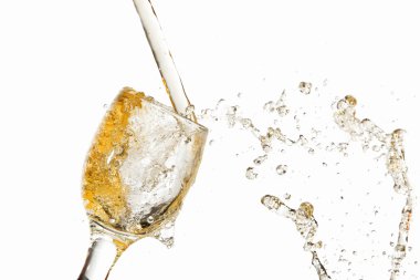 beyaz şarap bardağa dökülüyor.